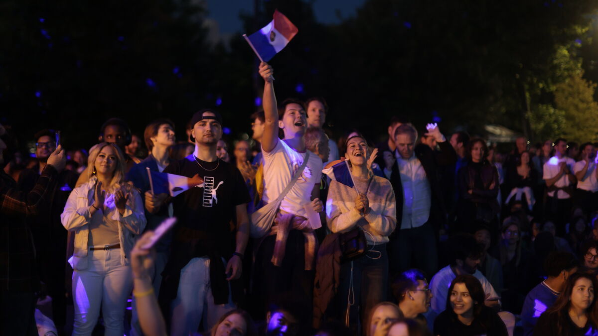 « Le tourbillon de sable, c’est fou » : réunis à la Bastille, les fans de l’Eurovision croient en Louane