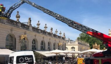 Nancy. La grande échelle déployée sur la place Stanislas