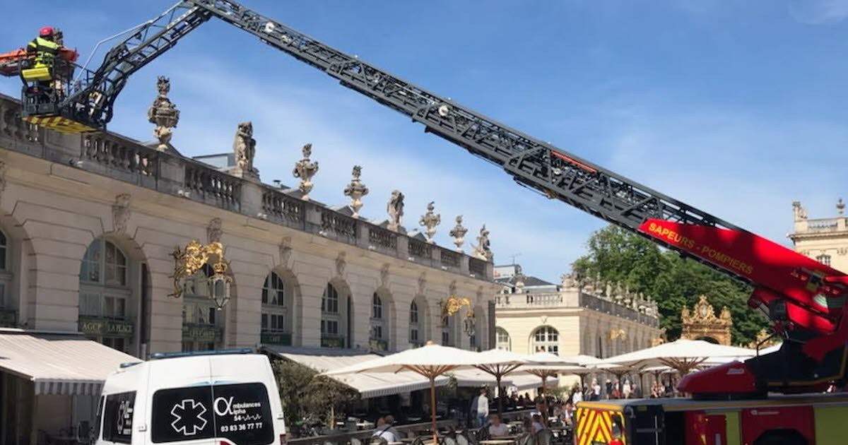 Nancy. La grande échelle déployée sur la place Stanislas
