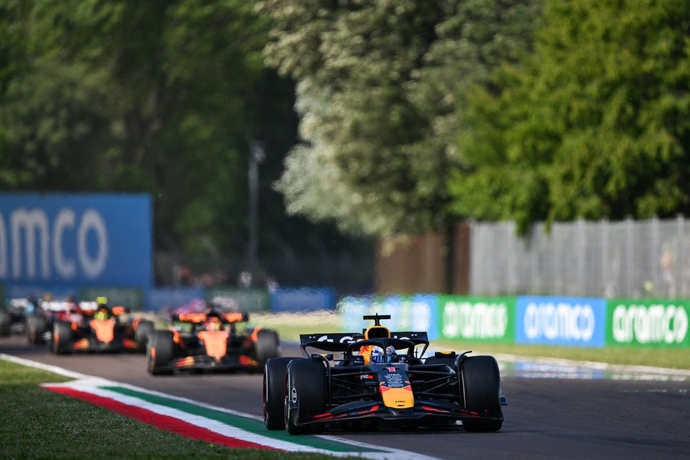 Verstappen devant les McLaren à Imola.