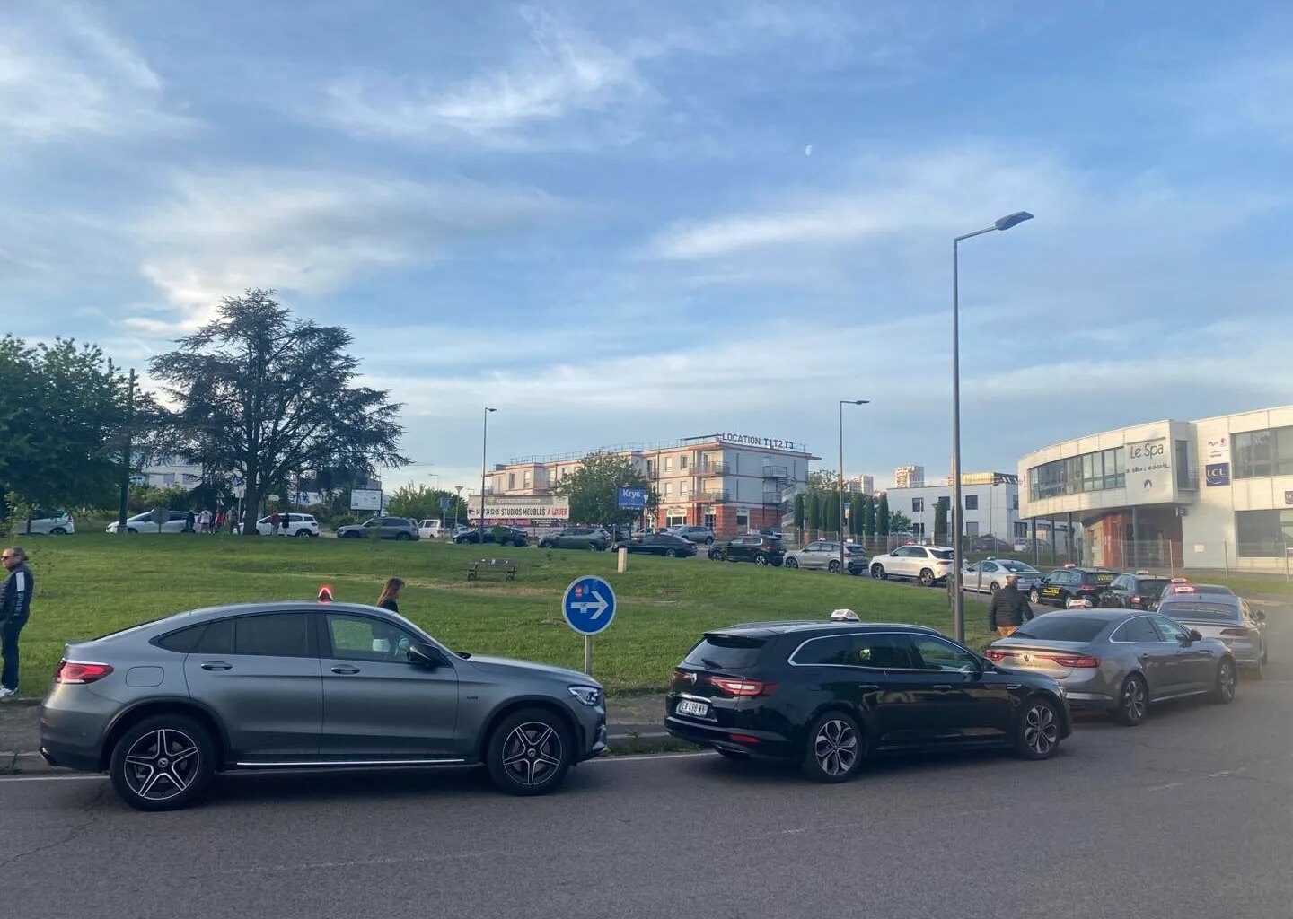une centaine de taxis mobilisés ce lundi matin