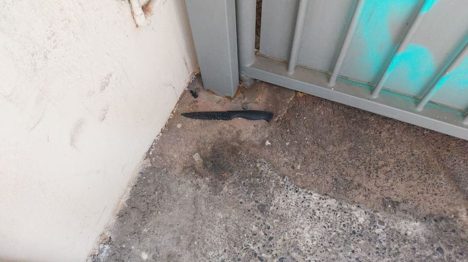 Un couteau de 30 cm a été retrouvé.