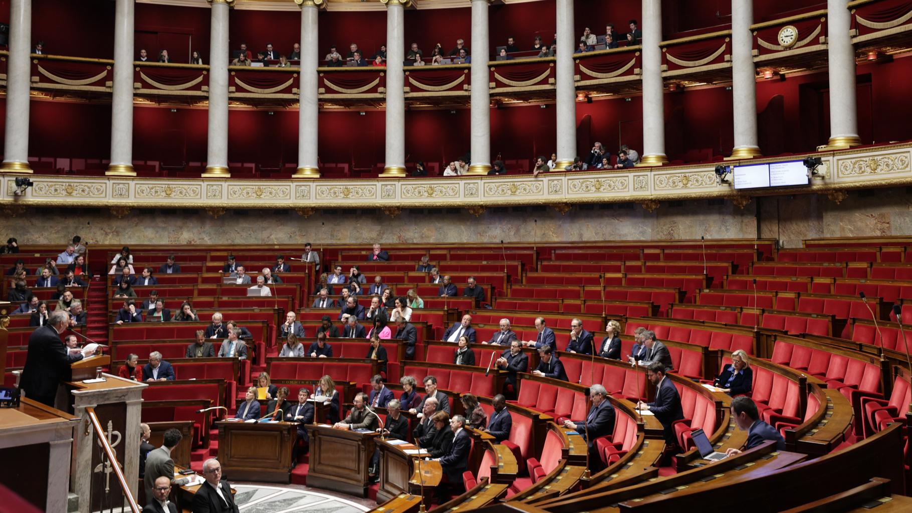 Eva Son-Forget vide le minibar et vole des robes, l’incroyable intrusion de l’ex-députée dans un bureau à l’Assemblée