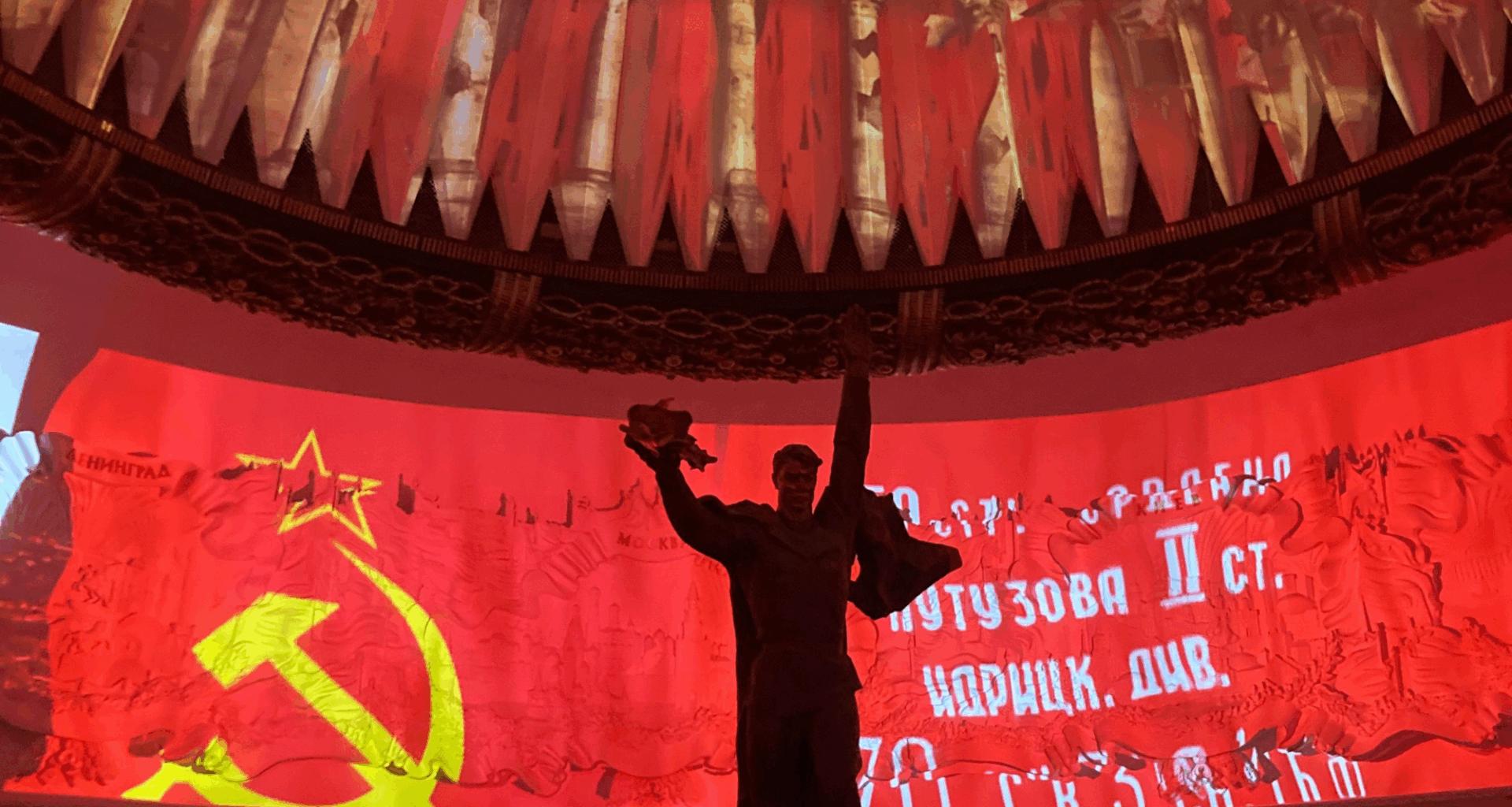 Musée de la Victoire, camp d'entraînement militaire pour jeunes... En Russie, la propagande nourrit le récit d'une Ukraine "nazie"