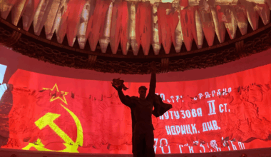 Musée de la Victoire, camp d'entraînement militaire pour jeunes... En Russie, la propagande nourrit le récit d'une Ukraine "nazie"
