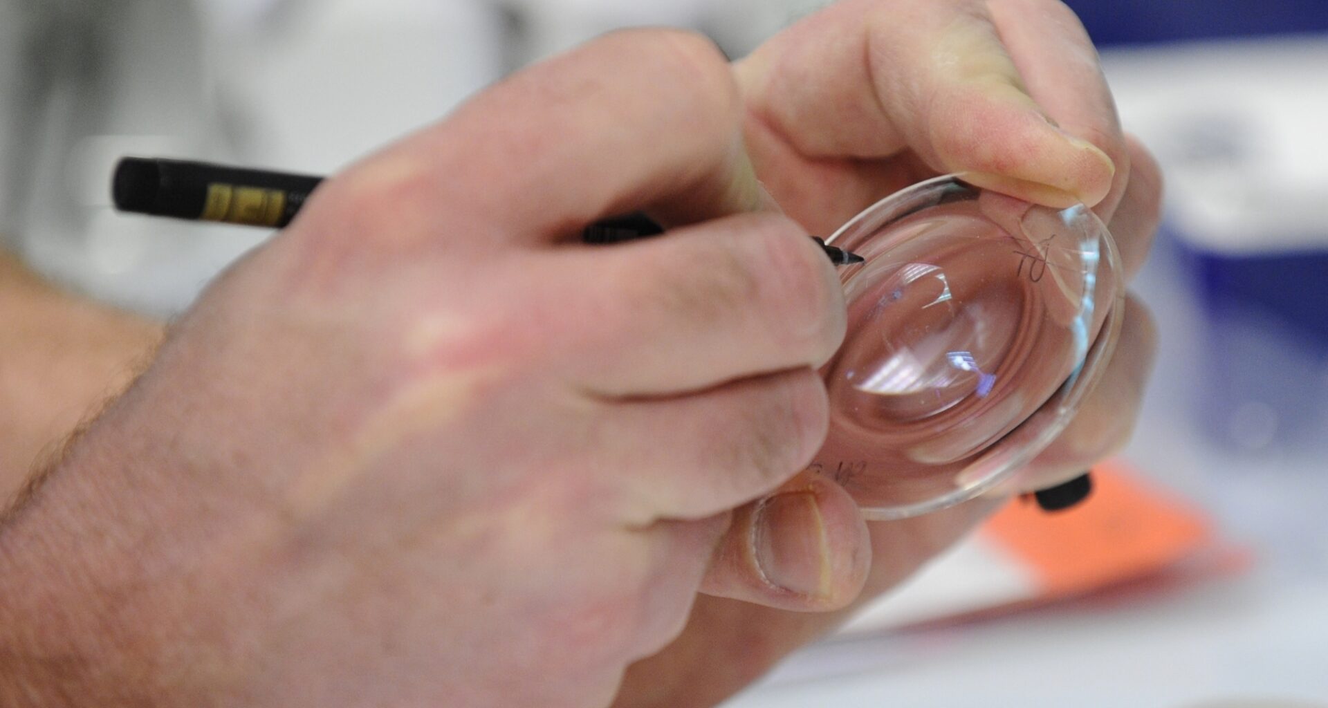 le secret des verres à lunettes made in France d'une usine Essilor