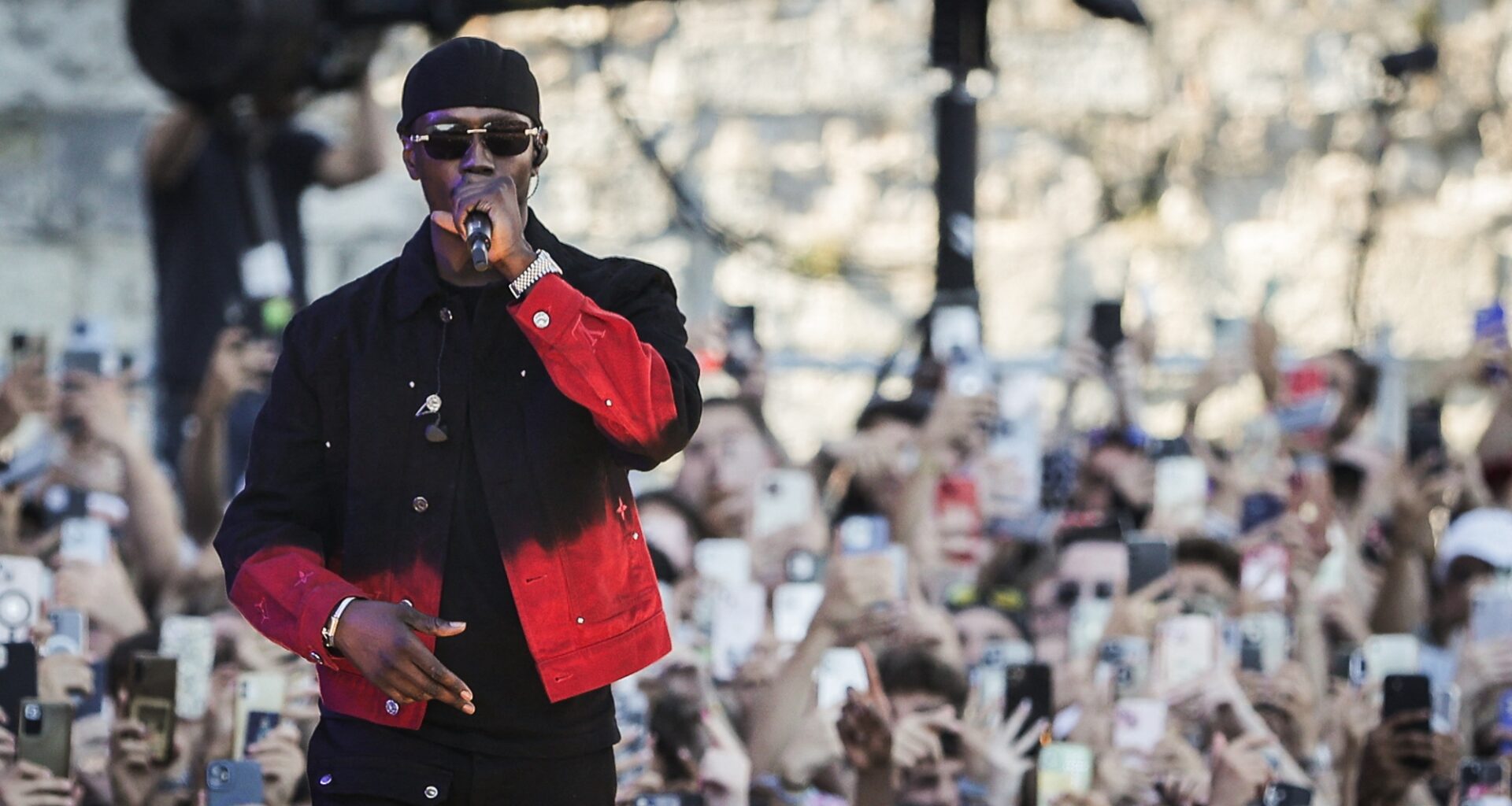 comment ce rappeur discret a connu une ascension fulgurante