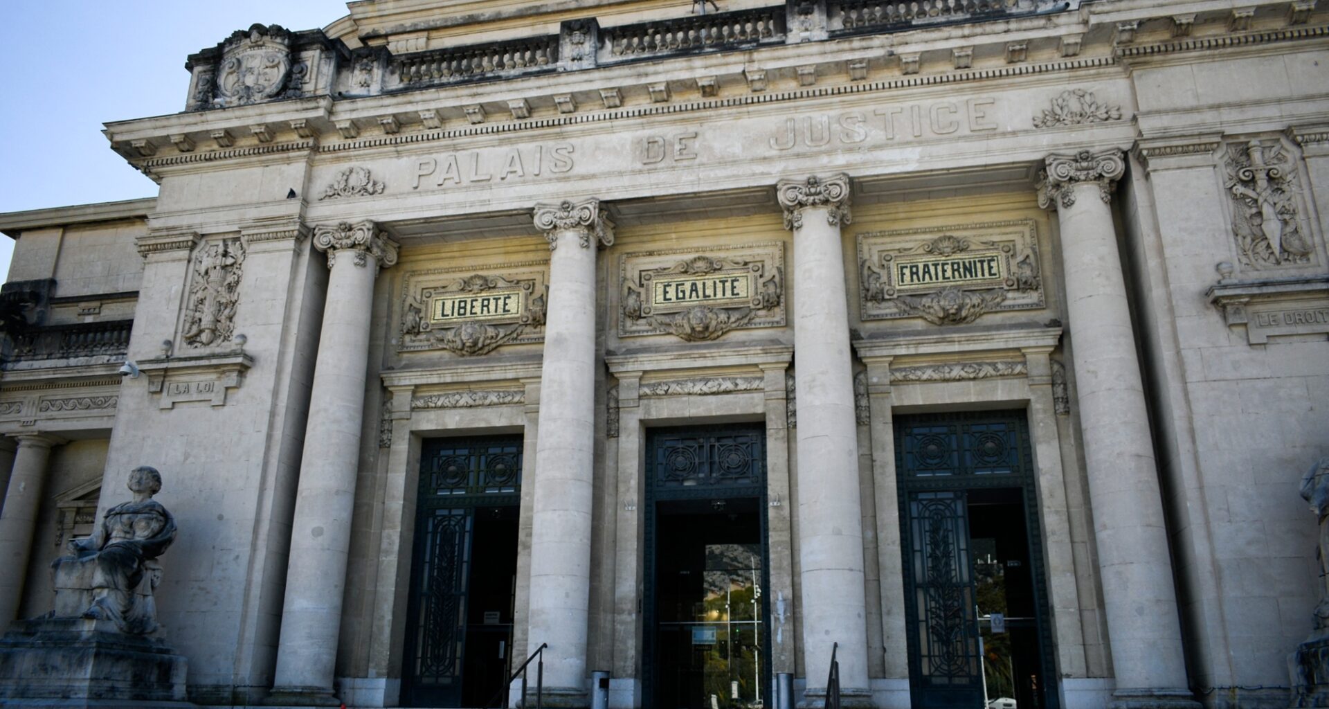 un homme, condamné pour refus d'obtempérer, parvient à s'évader sans effraction du tribunal judiciaire
