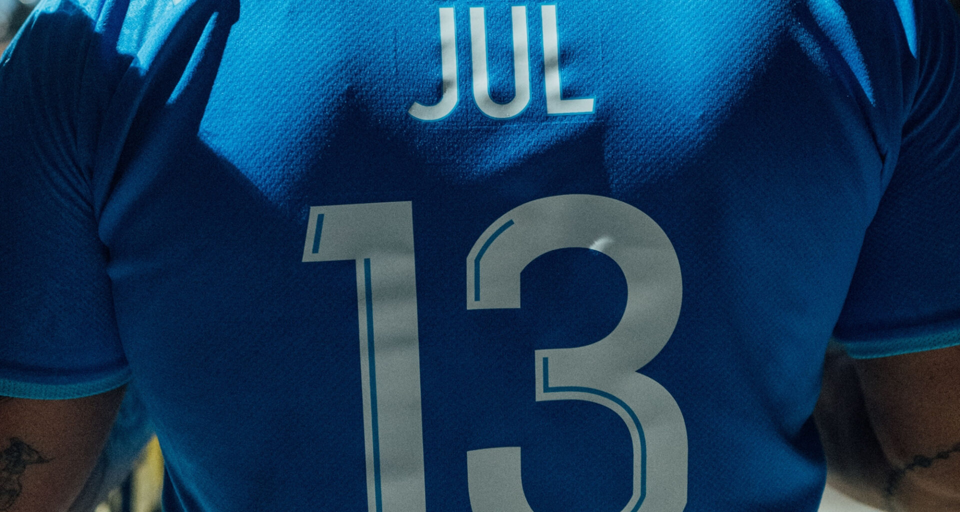 Le rappeur Jul a-t-il dévoilé le nouveau maillot de l'OM lors de son concert à Marseille ?