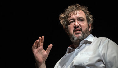 Sur scène à Lille, Grégori Miege décrypte les "récits d'une grossophobie ordinaire"