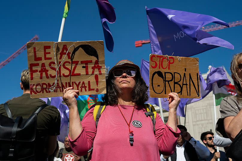 Une femme brandit le message "À bas le gouvernement fasciste" pour protester contre l'interdiction de la Marche des fiertés à Budapest, le 1er mai 2025