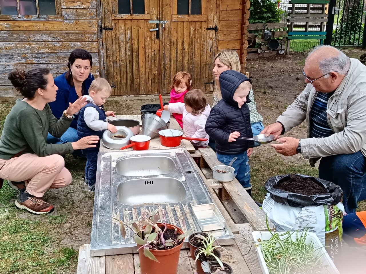 près de Rouen, les enfants de la crèche s'éclatent dans la nature
