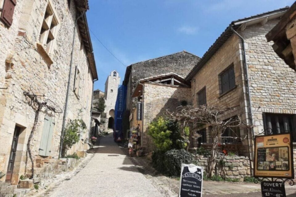 Pour monter vers les deux châteaux du village, il faut grimper la rue de l’Hôpital et passer sous la Porte Méjane. 