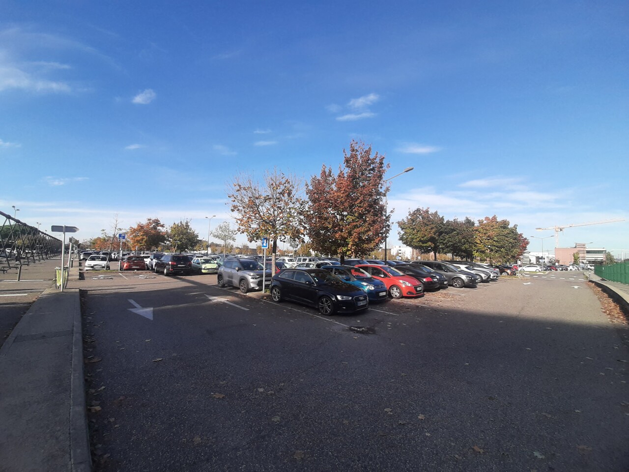 Complètement saturé dès le début de journée, ce vaste parking de Toulouse va être agrandi