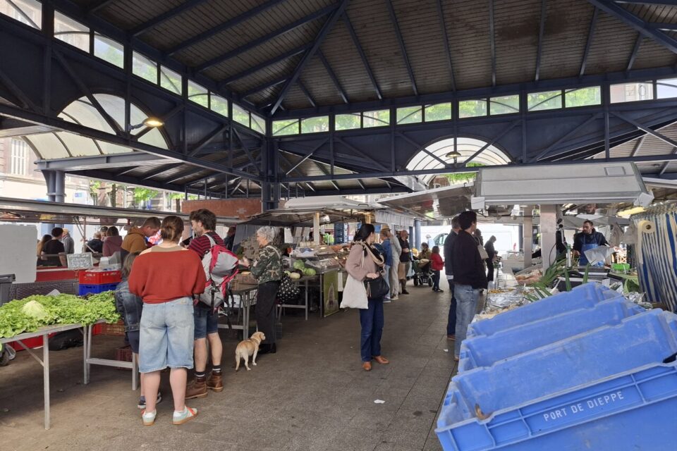 Chaque allée du marché a une atmosphère différente. Sous les halles, c'est l'alimentaire qui prime.