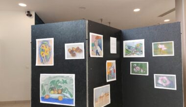 des personnes âgées exposent leurs œuvres, près de Rouen
