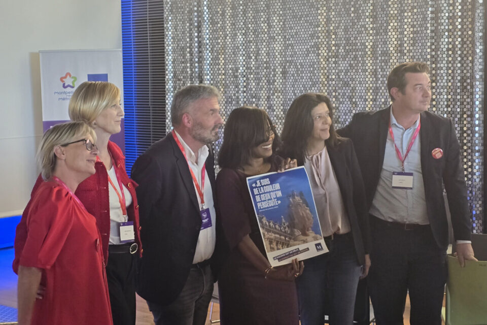 Elisabeth Moreno a reçu une affiche de prévention contre le racisme de la part de la ville de Montpellier