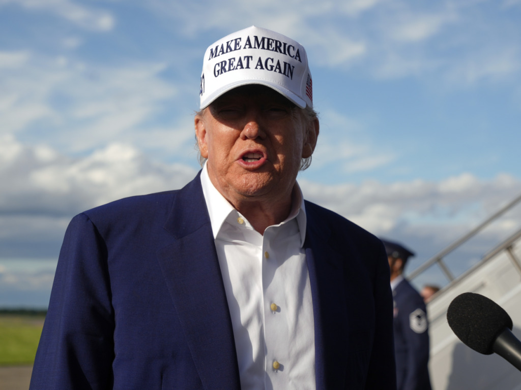 Trump confirme prolonger la pause des droits de douane pour l'UE