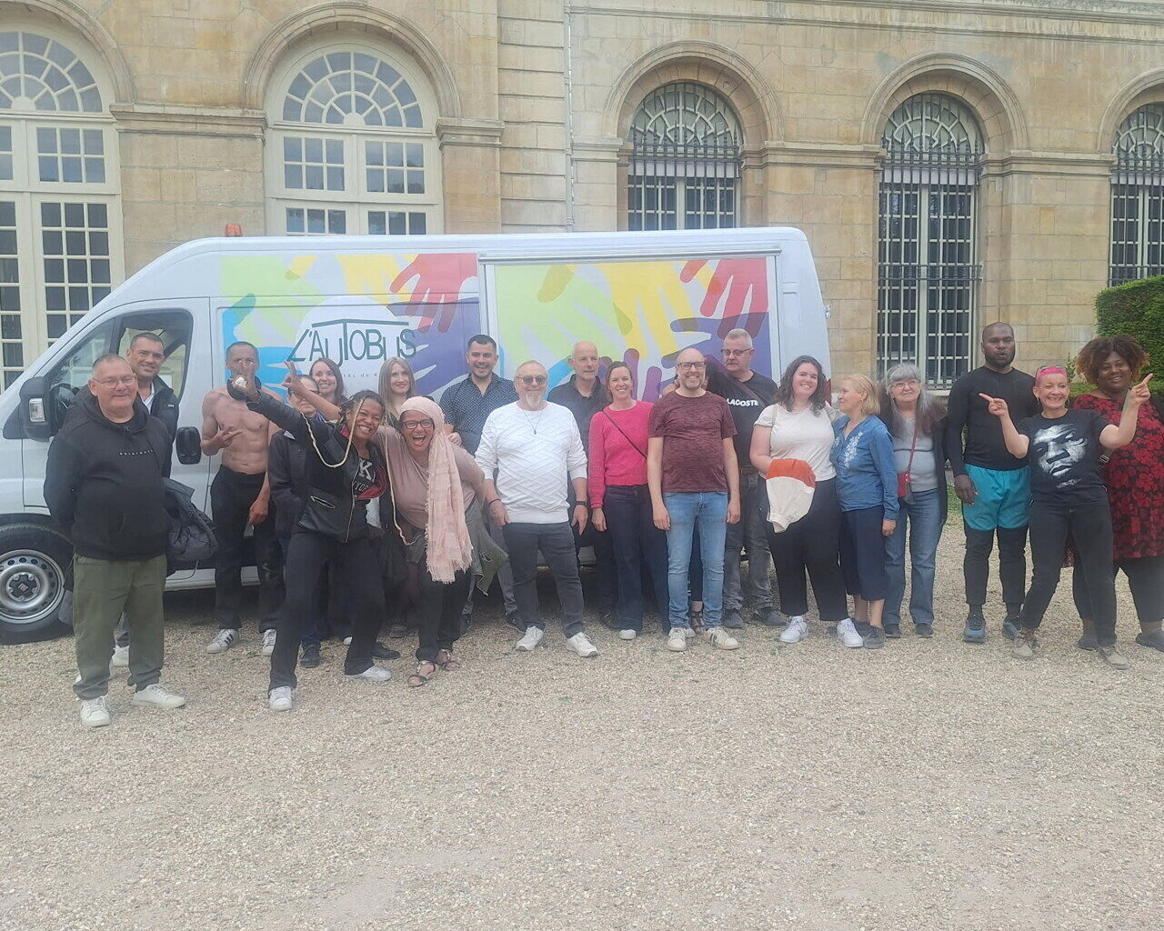 Depuis 30 ans, l'Autobus offre « des sourires, une présence humaine » aux sans-abris de Rouen