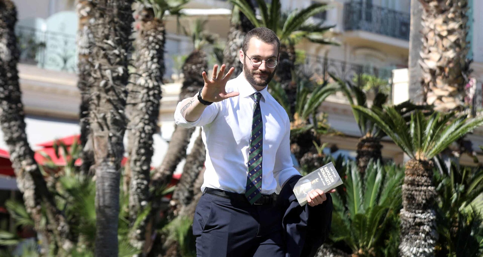"2131 exemplaires" : Louis Sarkozy humilié, son livre fait son gros flop