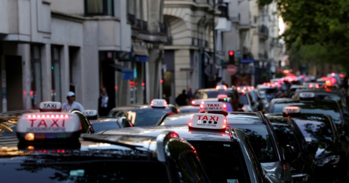 Plusieurs centaines de taxis manifestent au coeur de Paris : Actualités