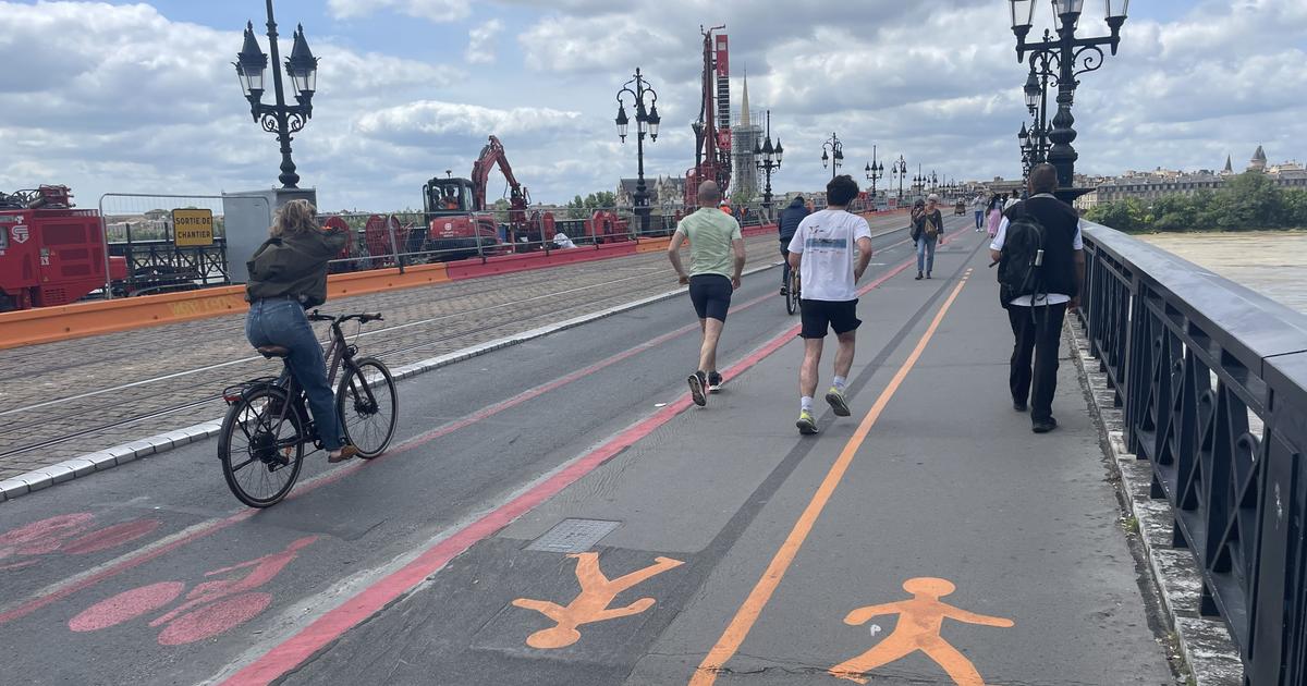 sur le pont de pierre en travaux, la cohabitation tendue entre vélos, trottinettes et piétons