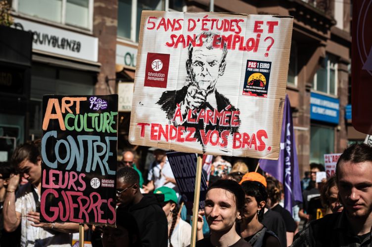 Premier mai défilé intersyndical droit des travailleurs manifestation politique