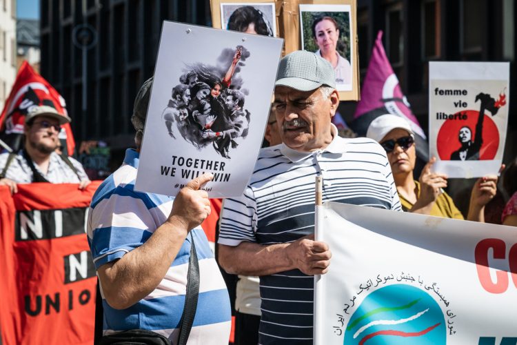 Premier mai défilé intersyndical droit des travailleurs manifestation politique