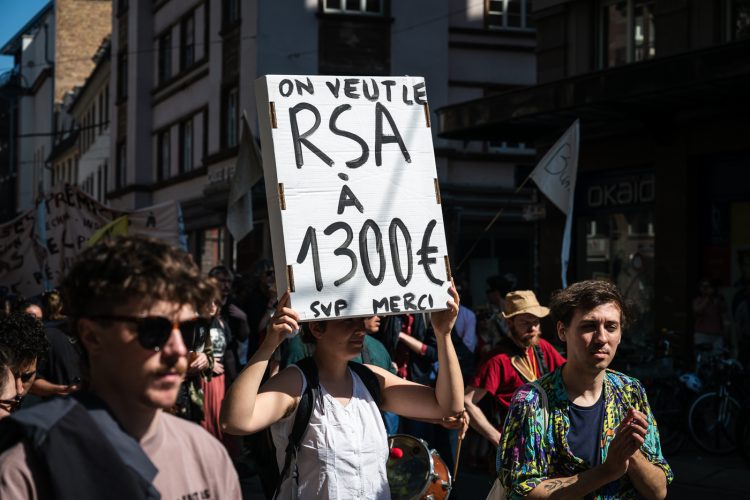 Premier mai défilé intersyndical droit des travailleurs manifestation politique