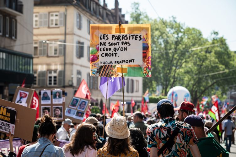 Premier mai défilé intersyndical droit des travailleurs manifestation politique