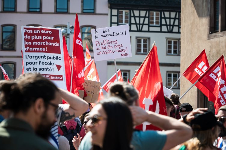 Premier mai défilé intersyndical droit des travailleurs manifestation politique