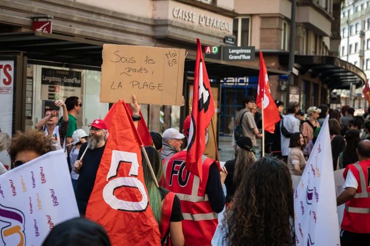 Premier mai défilé intersyndical droit des travailleurs manifestation politique