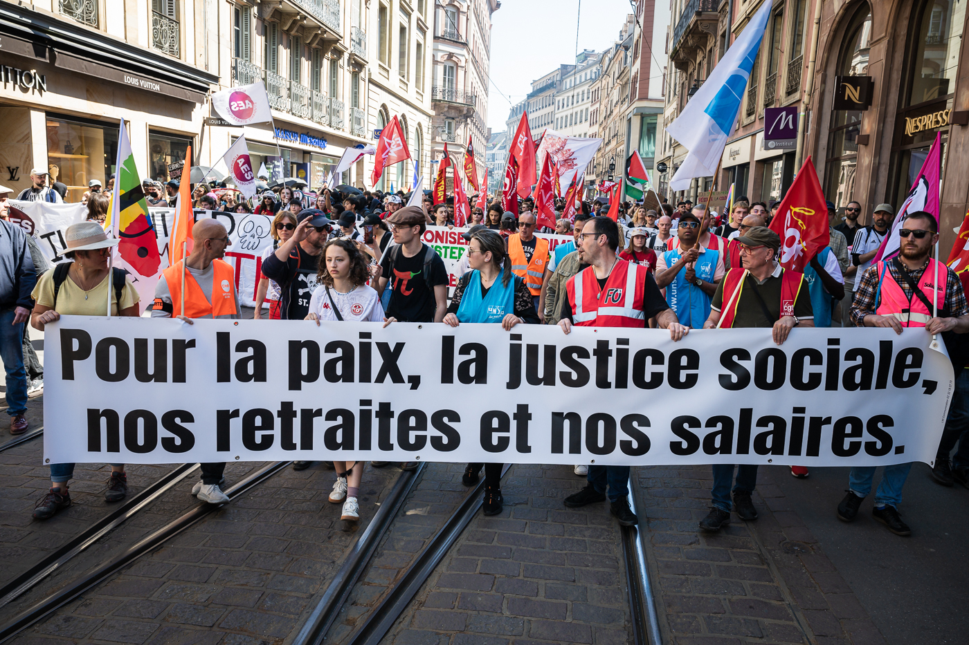 Premier mai défilé intersyndical droit des travailleurs manifestation politique