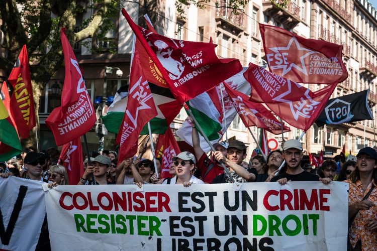 Premier mai défilé intersyndical droit des travailleurs manifestation politique