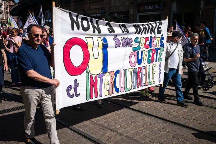 Premier mai défilé intersyndical droit des travailleurs manifestation politique