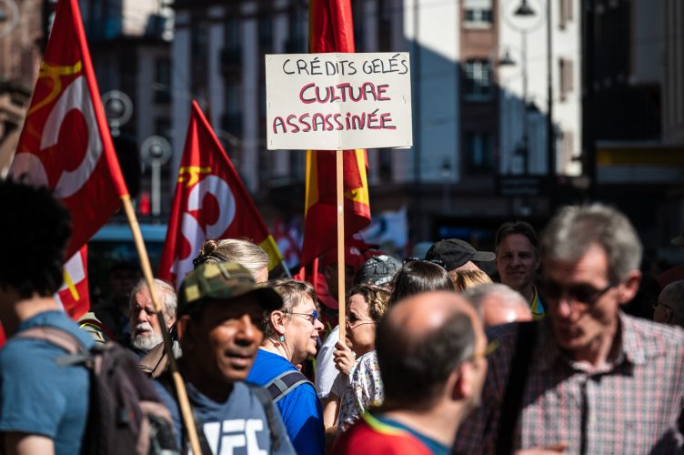 Premier mai défilé intersyndical droit des travailleurs manifestation politique