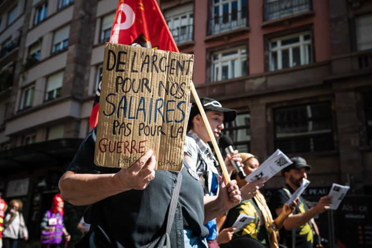 Premier mai défilé intersyndical droit des travailleurs manifestation politique