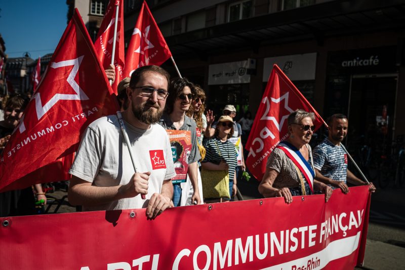 Premier mai défilé intersyndical droit des travailleurs manifestation politique