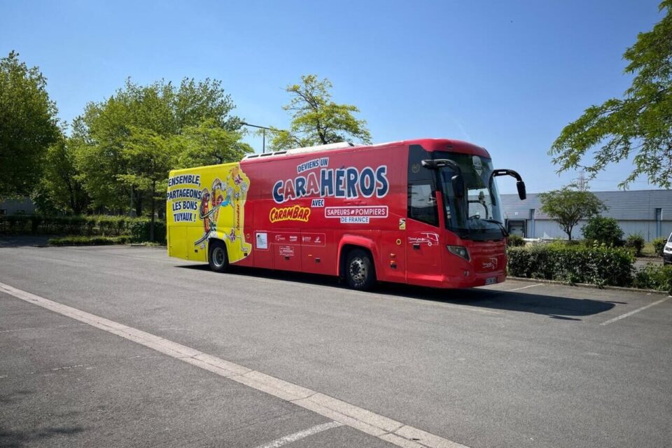 Un bus aux couleurs de la collaboration part sur les routes de France pour une tournée estivale, entre jeux, gourmandise et prévention.