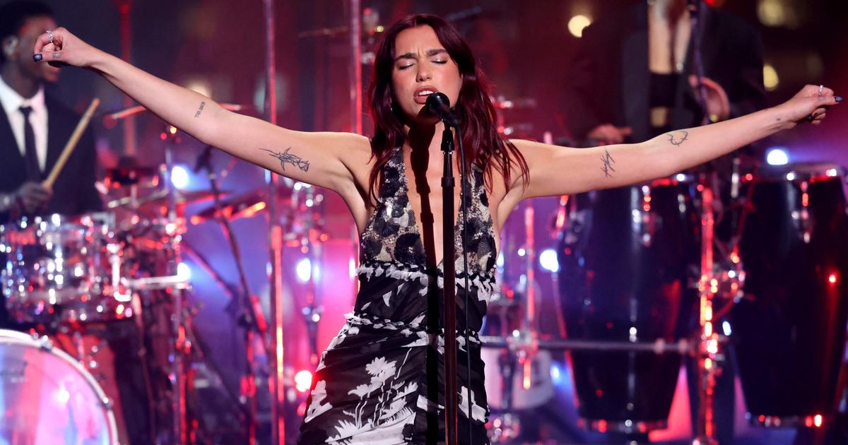 Dua Lipa, la pop star britannique qui chante (aussi) en français avec le cœur
