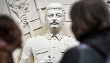 un monument à la gloire de Staline réinstallé dans le métro de Moscou