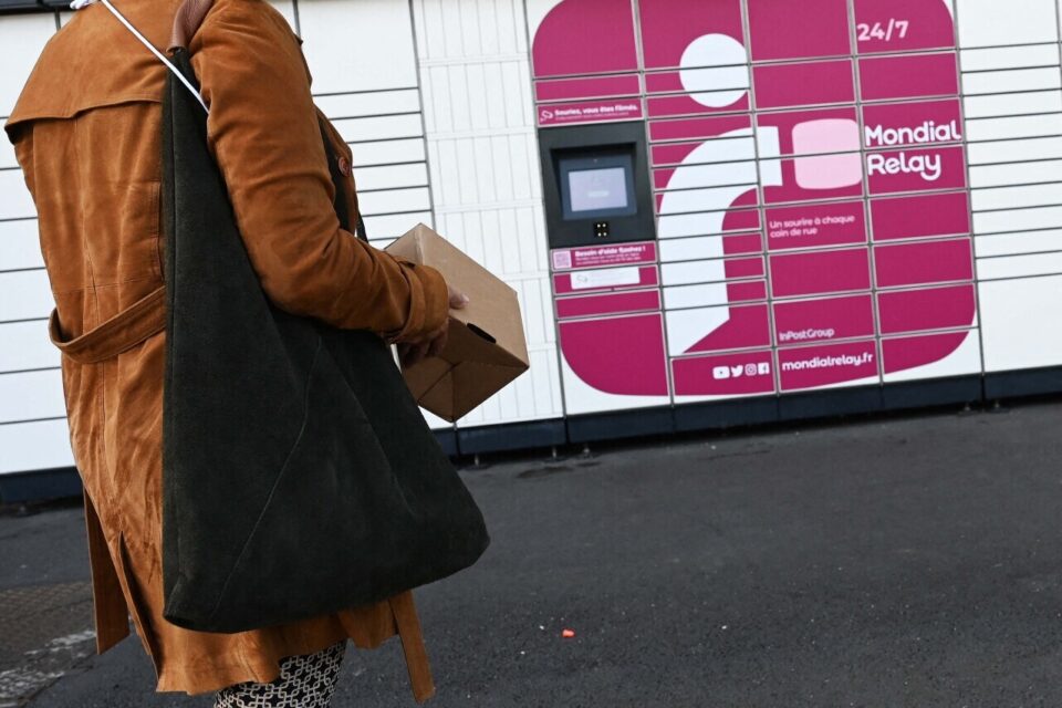 Tourlaville le 15 mai 2025.
Les casiers automatiques ou lockers des géants du commerce en ligne se multiplient. Nombreux sont ceux qui les utilisent, même si beaucoup préfèrent rester fidèles aux commerçants.