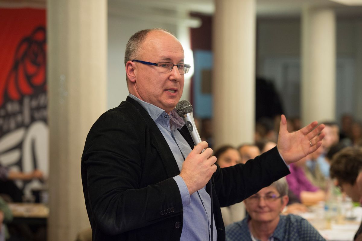 Pierre-Yves Maillard s’exprime au Congrès extraordinaire du PSV à Lausanne, tenant un micro et défendant la réforme sociale et fiscale RIE III, le 26 janvier 2016.