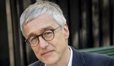 Dans «le Cours secret du monde», la tournée des gourous et platistes d’Hugues Jallon – Libération
