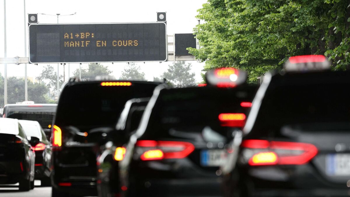 Taxis en colère : les conducteurs poursuivent leur mobilisation, le périphérique parisien perturbé