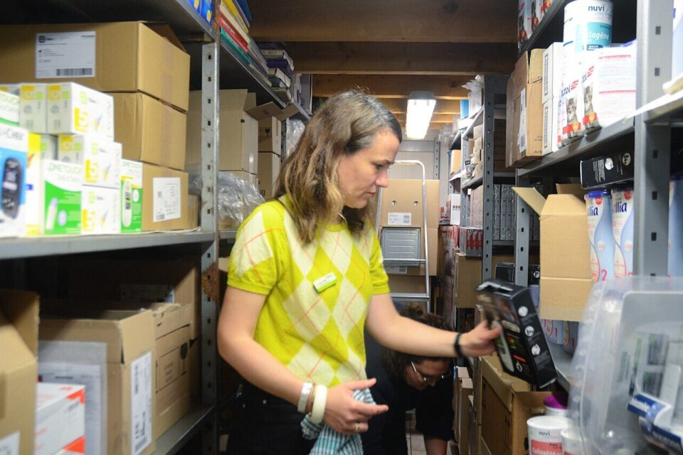 Quelques heures après la violente averse de grêle à Langon (Gironde), Amélie Turtaut et ses collègues de la Pharmacie Principale sont contraintes de faire du tri. L'eau, qui a inondé la cave, ruisselant sur les murs, a fait des dégâts.