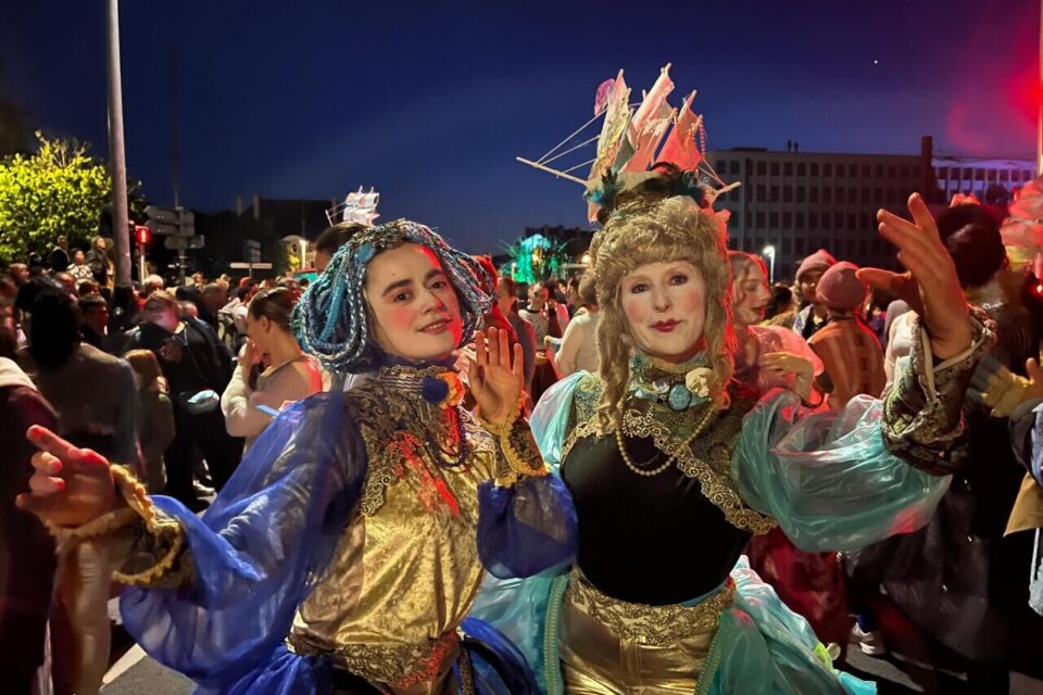 Lou et Edwige, deux jeunes femmes originaires de Caen (Calvados), ont répété depuis le mois d'octobre pour participer à la parade du Millénaire, ce vendredi 9 mai 2025.
