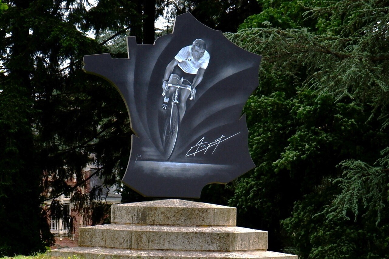 Tour de France. Près de Rouen, une commune rend hommage à Jacques Anquetil et à son parcours hors du commun