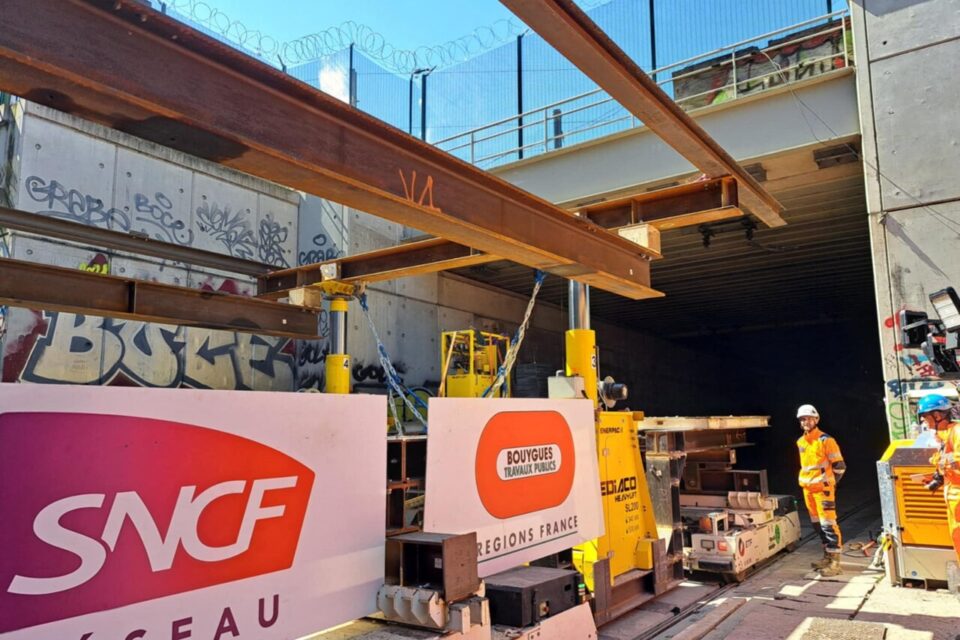 Léonard circule sur les rails du RER C pour acheminer chaque partie du tablier.