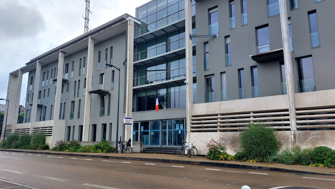 un policier mis en examen pour viol et agression sexuelle sur un garçon de 8 ans